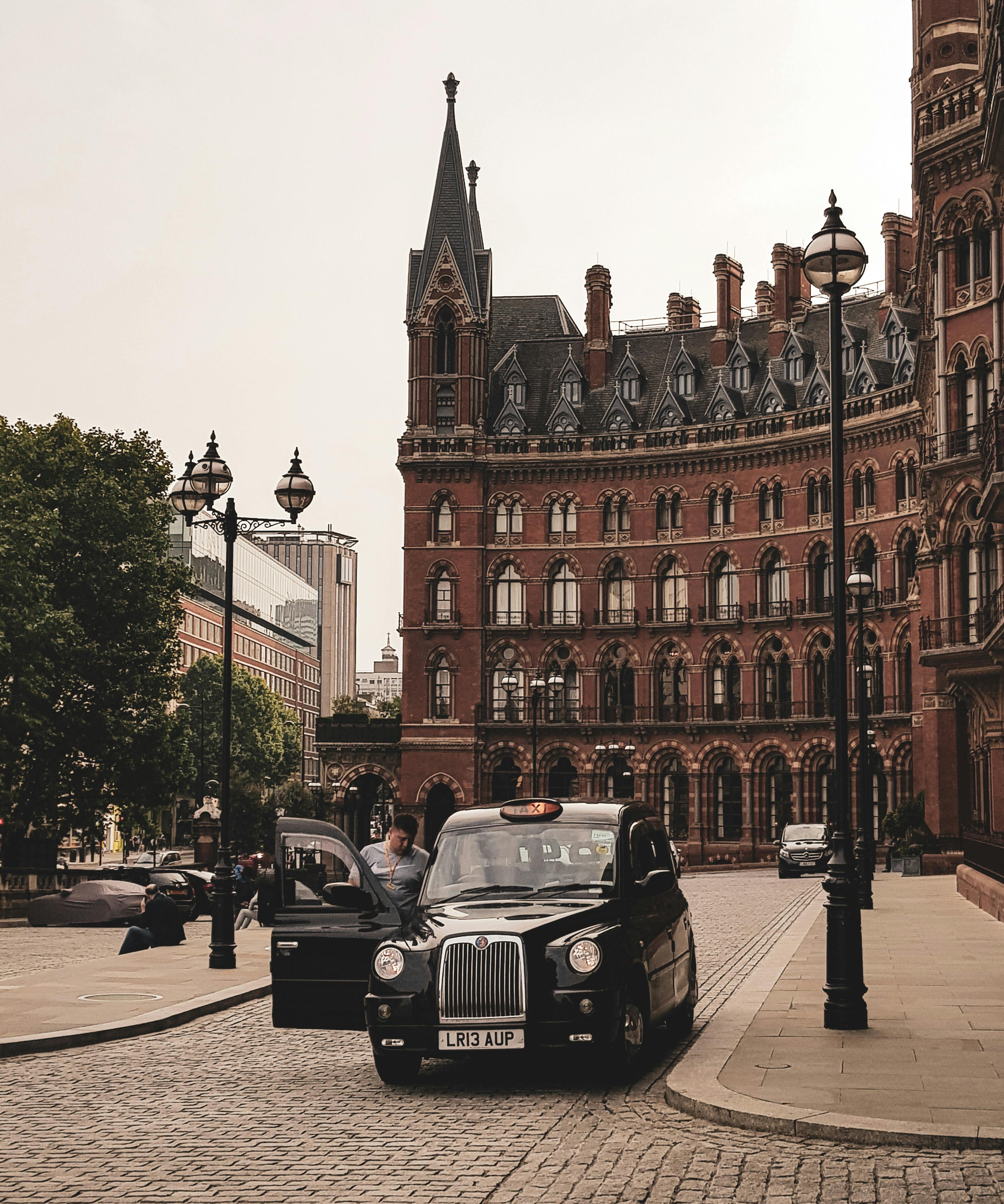 Airport Cabs from West Byfleet to Heathrow and Gatwick