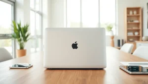 Comparar Laptops Apple en un espacio de trabajo moderno con tecnología minimalista.